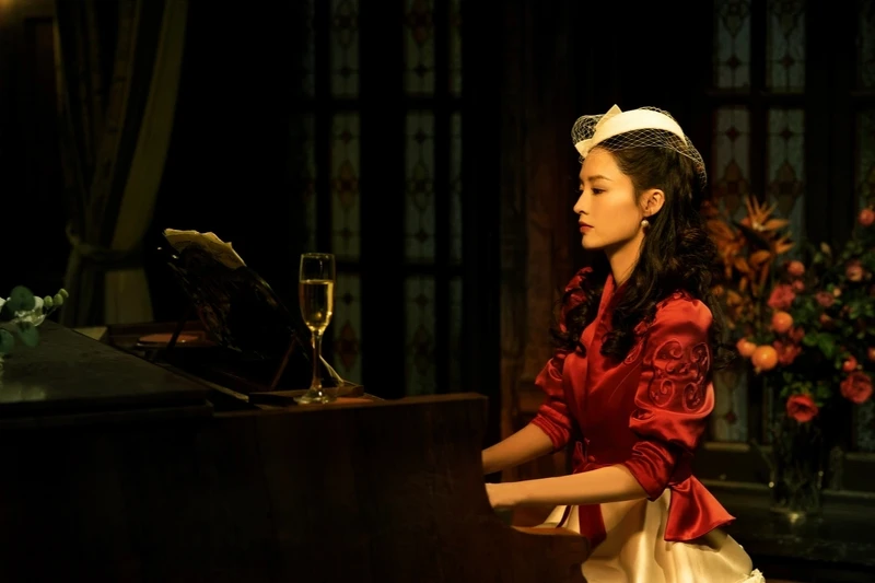 李沁劇中以富家千金為表面偽裝,實際上是秘密特工。 李沁劇中以富家千金為表面偽裝,實際上是秘密特工。