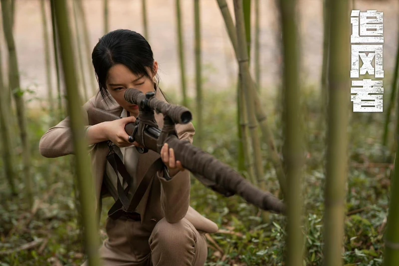 李沁劇中以富家千金為表面偽裝,實際上是秘密特工。 李沁劇中以富家千金為表面偽裝,實際上是秘密特工。