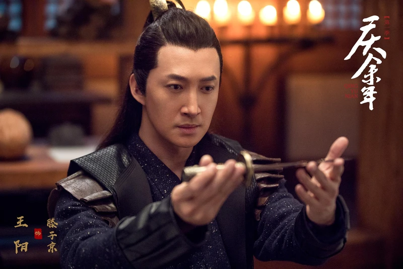 王陽曾在《慶餘年》飾演「滕梓荊」,演諜報劇穿起時裝依然帥。 王陽曾在《慶餘年》飾演「滕梓荊」,演諜報劇穿起時裝依然帥。