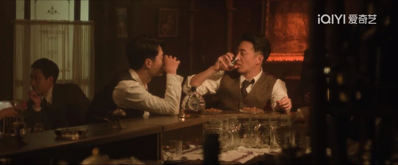 王一博與王陽的喝酒談心戲,兩人最後走在不同軌道上,被視為師徒分道揚鑣的象徵。 王一博與王陽的喝酒談心戲,兩人最後走在不同軌道上,被視為師徒分道揚鑣的象徵。