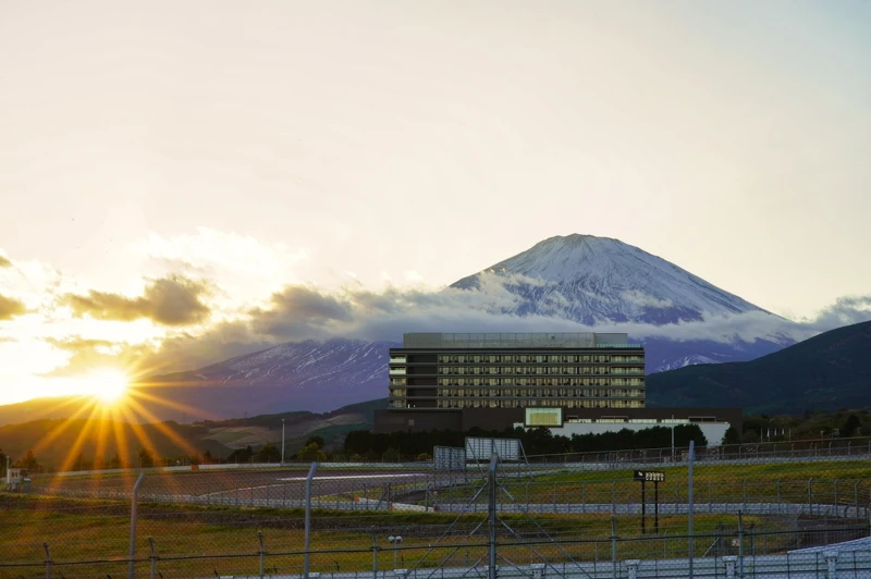 日本靜岡縣的「富士賽道酒店(Fuji Speedway Hotel)」,就在富士山腳下。 日本靜岡縣的「富士賽道酒店(Fuji Speedway Hotel)」,就在富士山腳下。