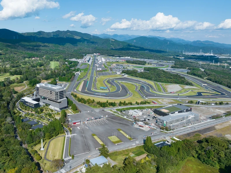酒店被規劃在「富士賽車森林(Fuji Motorsports Forest)」計畫中。 酒店被規劃在「富士賽車森林(Fuji Motorsports Forest)」計畫中。