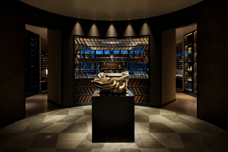 入口的聚光燈灑落在傳奇V8引擎的八缸活塞引擎上方。 入口的聚光燈灑落在傳奇V8引擎的八缸活塞引擎上方。