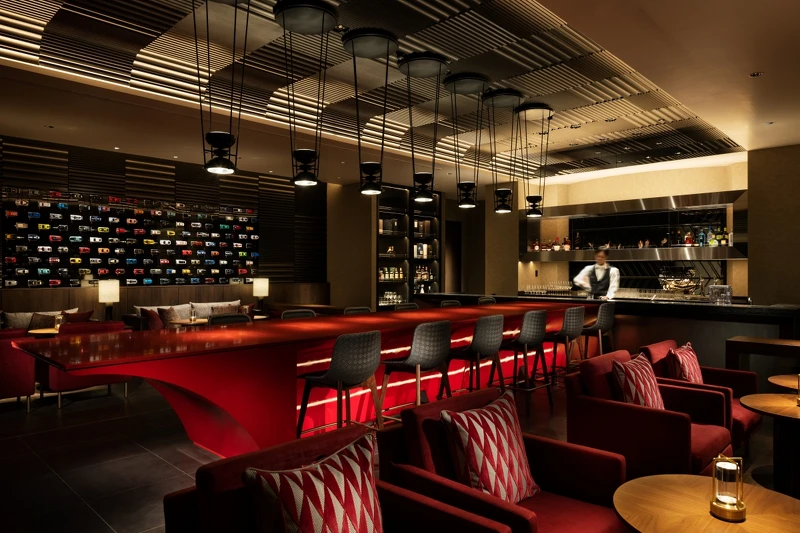 內部空間顯眼的大桌,是以一級方程式賽車的外型線條打造。 內部空間顯眼的大桌,是以一級方程式賽車的外型線條打造。