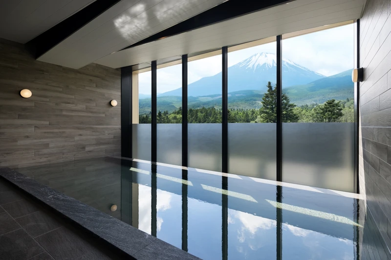 大眾溫泉浴池設置了大面窗景,白天能欣賞到壯麗的富士山美景。 大眾溫泉浴池設置了大面窗景,白天能欣賞到壯麗的富士山美景。