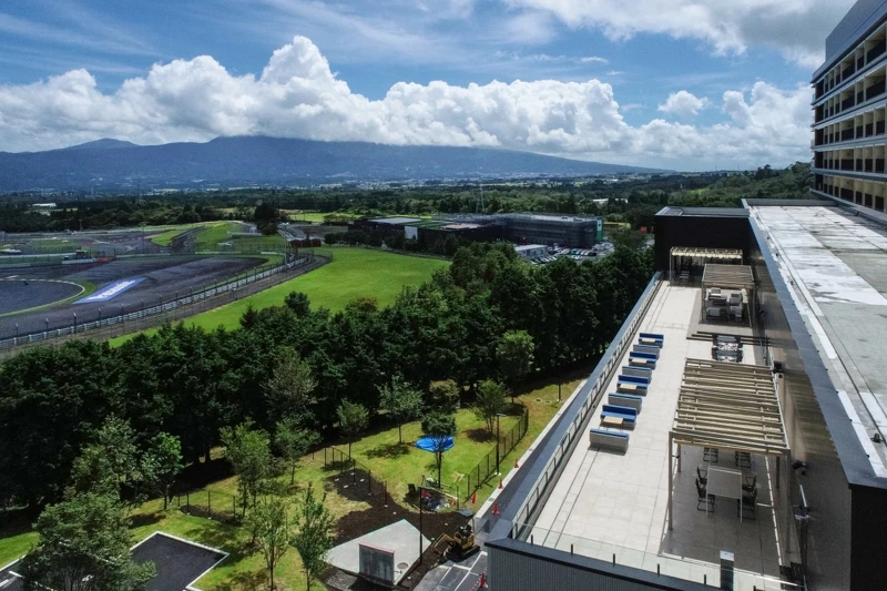 二樓主題咖啡廳露台有絕佳視角可觀賞賽事。 二樓主題咖啡廳露台有絕佳視角可觀賞賽事。