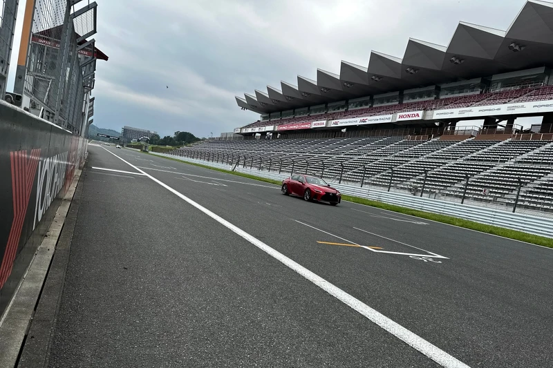 入住酒店客人可在平日免費進入賽車場,可駕駛私人或是租貸車輛在國際賽道上行駛三圈。 入住酒店客人可在平日免費進入賽車場,可駕駛私人或是租貸車輛在國際賽道上行駛三圈。