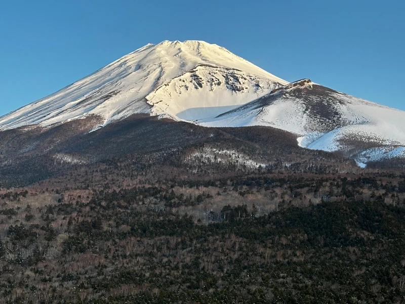 最後在高檯上與富士山面對面等候日出。 最後在高檯上與富士山面對面等候日出。