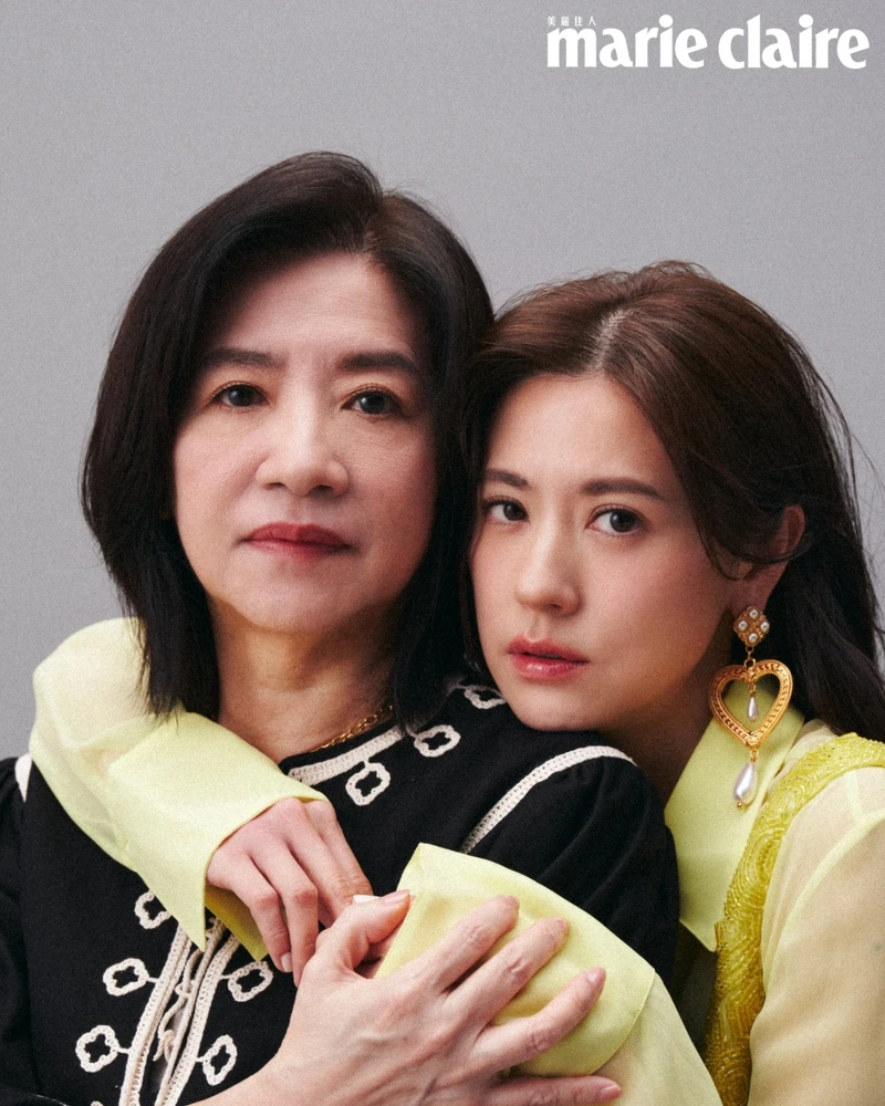 林予晞:黃色透膚襯衫、黃色刺繡背心、黃色短褲,all by Blugirl;金色肩帶背心,Maje;愛心珍珠耳環,Moschino。林予晞媽媽Christine:黑色鏤空洋裝,Maje;金色項鍊,Allsaints。 林予晞:黃色透膚襯衫、黃色刺繡背心、黃色短褲,all by Blugirl;金色肩帶背心,Maje;愛心珍珠耳環,Moschino。林予晞媽媽Christine:黑色鏤空洋裝,Maje;金色項鍊,Allsaints。