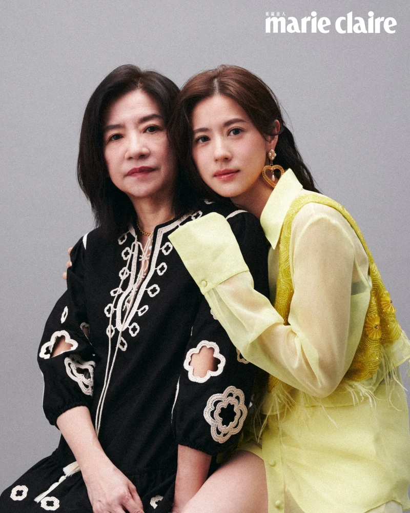 林予晞:黃色透膚襯衫、黃色刺繡背心、黃色短褲,all by Blugirl;金色肩帶背心,Maje;愛心珍珠耳環,Moschino。林予晞媽媽Christine:黑色鏤空洋裝,Maje;金色項鍊,Allsaints。 林予晞:黃色透膚襯衫、黃色刺繡背心、黃色短褲,all by Blugirl;金色肩帶背心,Maje;愛心珍珠耳環,Moschino。林予晞媽媽Christine:黑色鏤空洋裝,Maje;金色項鍊,Allsaints。