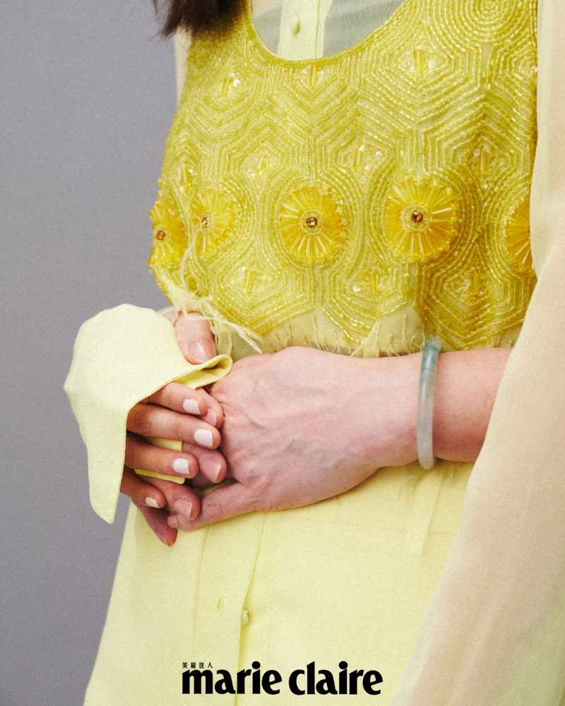 林予晞:黃色透膚襯衫、黃色刺繡背心、黃色短褲,all by Blugirl。 林予晞:黃色透膚襯衫、黃色刺繡背心、黃色短褲,all by Blugirl。