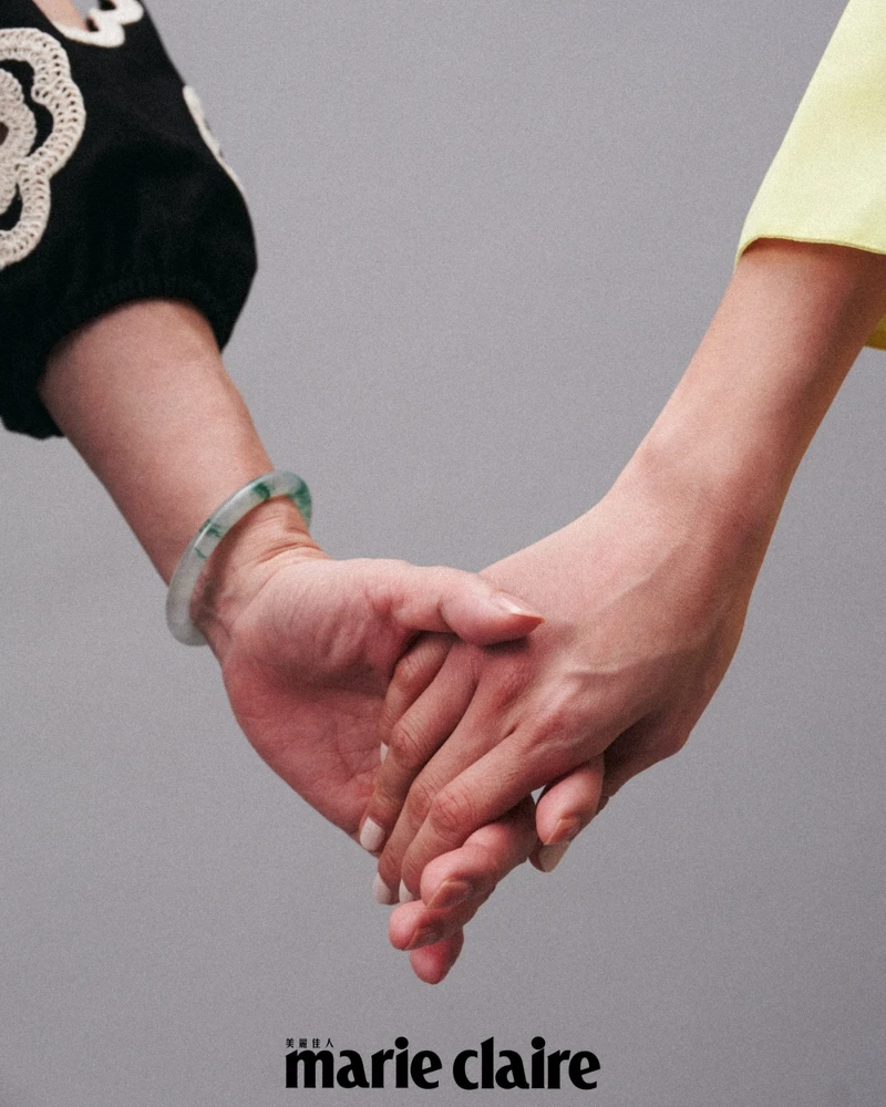 林予晞:黃色透膚襯衫。林予晞媽媽Christine:黑色鏤空洋裝,Maje。 林予晞:黃色透膚襯衫。林予晞媽媽Christine:黑色鏤空洋裝,Maje。