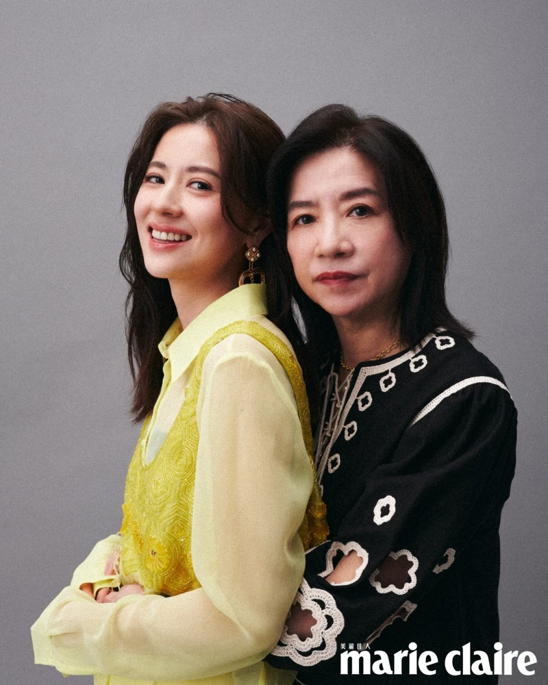 林予晞:黃色透膚襯衫、黃色刺繡背心、黃色短褲,all by Blugirl;金色肩帶背心,Maje;愛心珍珠耳環,Moschino。林予晞媽媽Christine:黑色鏤空洋裝,Maje;金色項鍊,Allsaints。 林予晞:黃色透膚襯衫、黃色刺繡背心、黃色短褲,all by Blugirl;金色肩帶背心,Maje;愛心珍珠耳環,Moschino。林予晞媽媽Christine:黑色鏤空洋裝,Maje;金色項鍊,Allsaints。