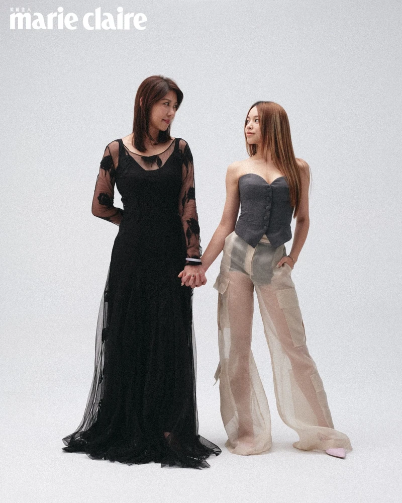 粼粼：灰色馬甲、透膚工裝長褲，both by Moschino；銀色流蘇耳環，Chloé；粉色高跟鞋，Maje。粼粼媽媽Rose：黑色刺繡洋裝，Blugirl；耳環，Chloé；銀色高跟鞋，Maje。