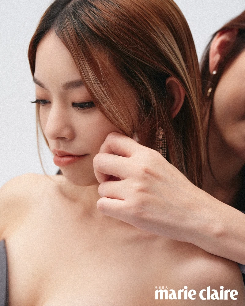 粼粼：灰色馬甲， Moschino；銀色流蘇耳環，Chloé。粼粼媽媽Rose：黑色刺繡洋裝，Blugirl；耳環，Chloé。