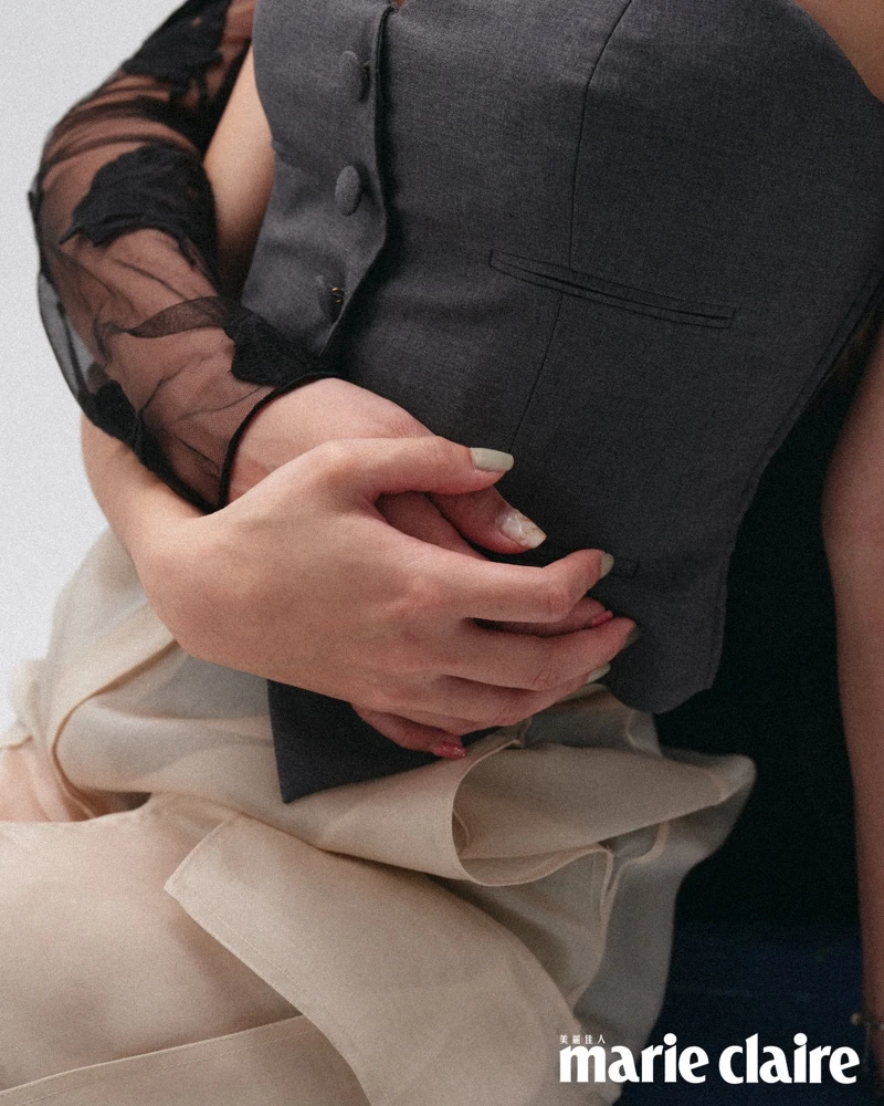 粼粼：灰色馬甲、透膚工裝長褲，both by Moschino。粼粼媽媽Rose：黑色刺繡洋裝，Blugirl。