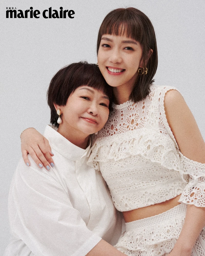 李霈瑜:白色鏤空露肩上衣、白色鏤空長裙、金色耳環,all by Chloé。李霈瑜媽媽Jackie :白色立領襯衫,Peter Wu;珍珠耳環,Chloé。 李霈瑜:白色鏤空露肩上衣、白色鏤空長裙、金色耳環,all by Chloé。李霈瑜媽媽Jackie :白色立領襯衫,Peter Wu;珍珠耳環,Chloé。