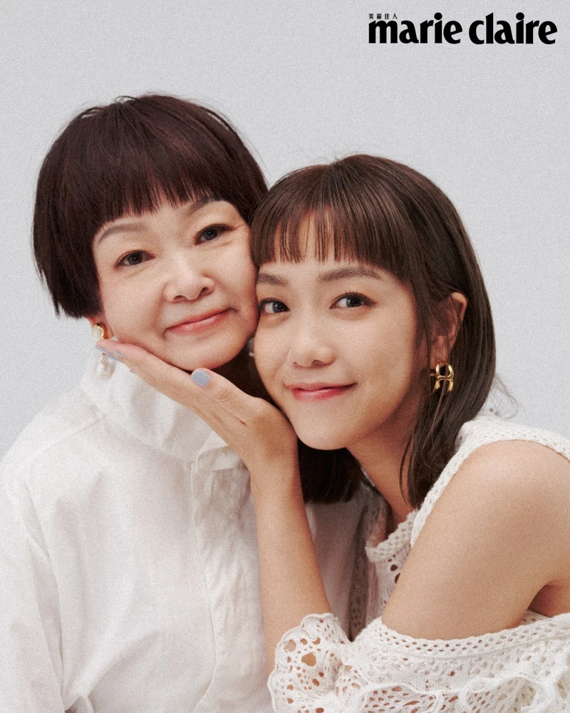 李霈瑜:白色鏤空露肩上衣、白色鏤空長裙、金色耳環,all by Chloé。李霈瑜媽媽Jackie :白色立領襯衫,Peter Wu;珍珠耳環,Chloé。 李霈瑜:白色鏤空露肩上衣、白色鏤空長裙、金色耳環,all by Chloé。李霈瑜媽媽Jackie :白色立領襯衫,Peter Wu;珍珠耳環,Chloé。