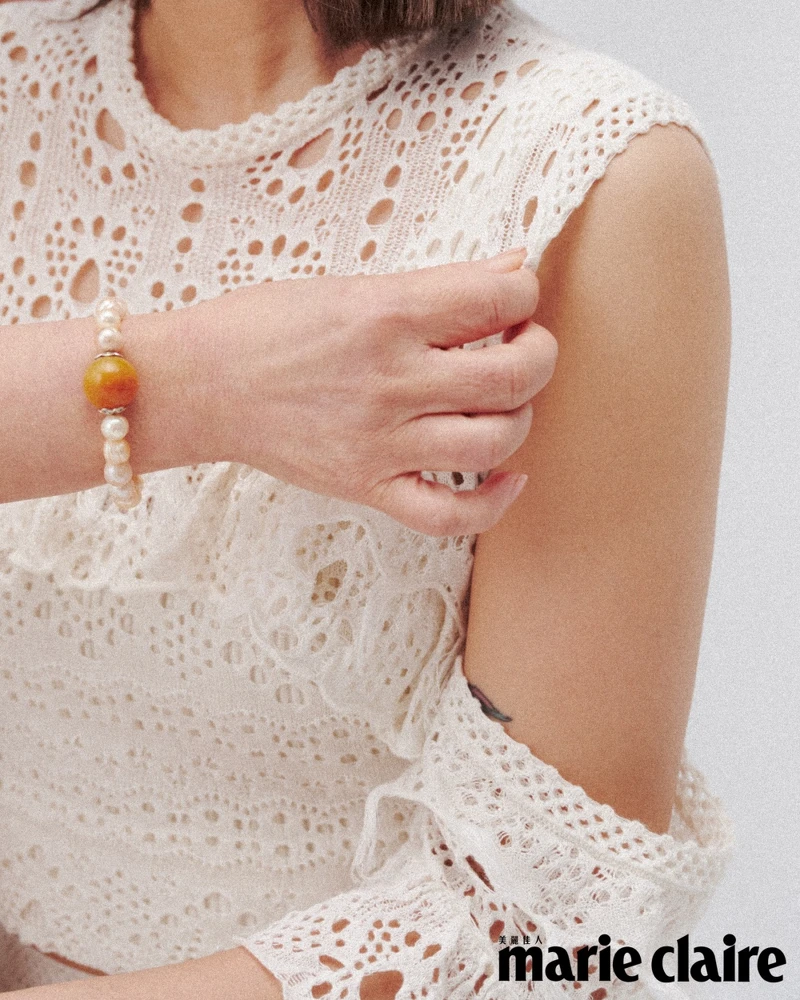 李霈瑜:白色鏤空露肩上衣, Chloé。 李霈瑜:白色鏤空露肩上衣, Chloé。