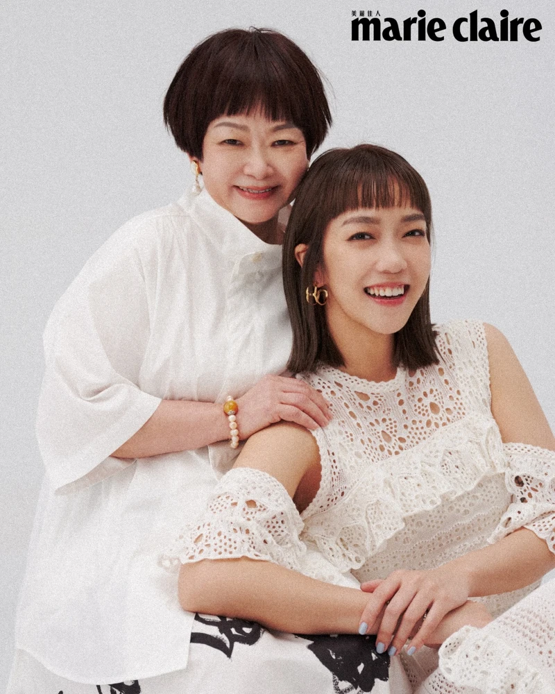 李霈瑜:白色鏤空露肩上衣、白色鏤空長裙、金色耳環,all by Chloé。李霈瑜媽媽Jackie :白色立領襯衫,Peter Wu;印花長裙,Msgm;珍珠耳環,Chloé。 李霈瑜:白色鏤空露肩上衣、白色鏤空長裙、金色耳環,all by Chloé。李霈瑜媽媽Jackie :白色立領襯衫,Peter Wu;印花長裙,Msgm;珍珠耳環,Chloé。