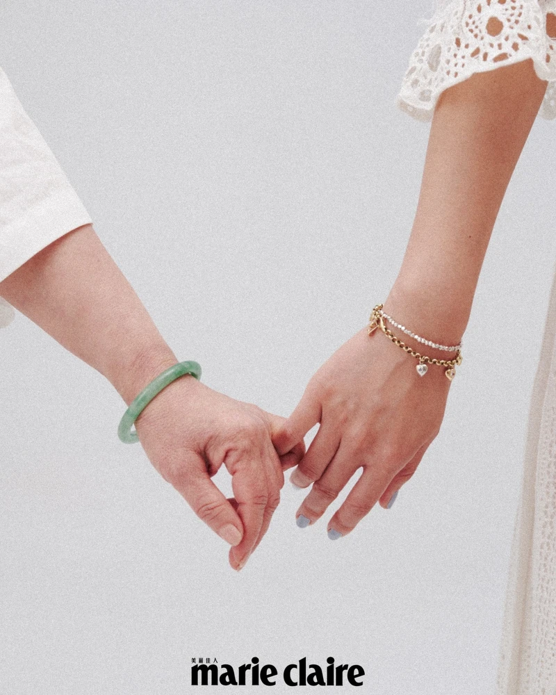 李霈瑜:白色鏤空長裙, Chloé。李霈瑜媽媽Jackie :白色立領襯衫,Peter Wu。 李霈瑜:白色鏤空長裙, Chloé。李霈瑜媽媽Jackie :白色立領襯衫,Peter Wu。