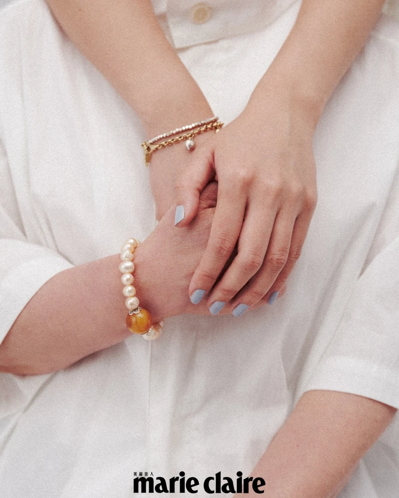 李霈瑜媽媽Jackie :白色立領襯衫,Peter Wu。 李霈瑜媽媽Jackie :白色立領襯衫,Peter Wu。