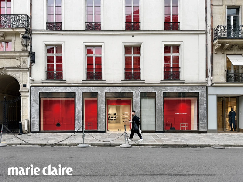 由川久保玲和團隊構思的 COMME des GARÇONS 有四層樓高,還能見到品牌跨界設計的椅子。 由川久保玲和團隊構思的 COMME des GARÇONS 有四層樓高,還能見到品牌跨界設計的椅子。