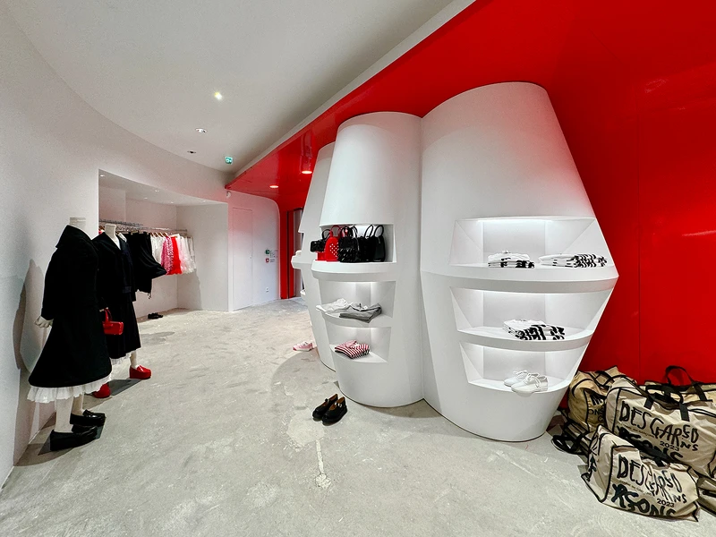 COMME des GARÇONS 的紅白色塊之間,衣服與人物都顯得賞心悅目。 COMME des GARÇONS 的紅白色塊之間,衣服與人物都顯得賞心悅目。