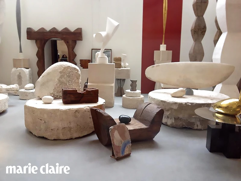 龐畢度中心前為現代主義雕塑先驅康斯坦丁・布朗庫西所重現的工作室一隅。 龐畢度中心前為現代主義雕塑先驅康斯坦丁・布朗庫西所重現的工作室一隅。