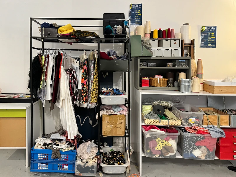 集捐贈的布料、書籍、印刷品,媒合貧困族群開發製作有趣且實用的產品。 集捐贈的布料、書籍、印刷品,媒合貧困族群開發製作有趣且實用的產品。