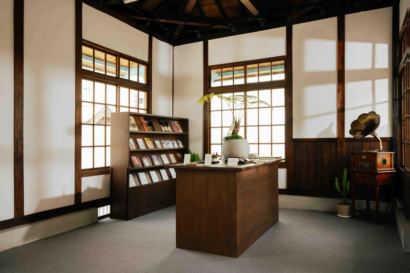 策展單位「留白計畫」精選時代展品,復刻留聲機、黑膠、音樂、文學作品等,以最低干預的方式呈現百年歷史現場,貼合場館的精神與氣質。(圖片提供/留白計畫) 策展單位「留白計畫」精選時代展品,復刻留聲機、黑膠、音樂、文學作品等,以最低干預的方式呈現百年歷史現場,貼合場館的精神與氣質。(圖片提供/留白計畫)