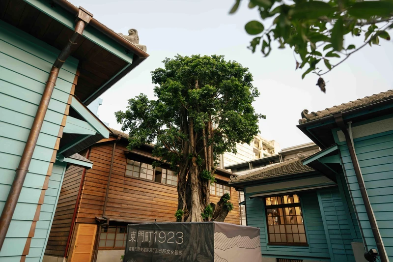 庭院中的百年榕樹,陪伴著「東門町1923」度過一世紀。(圖片提供/留白計畫) 庭院中的百年榕樹,陪伴著「東門町1923」度過一世紀。(圖片提供/留白計畫)