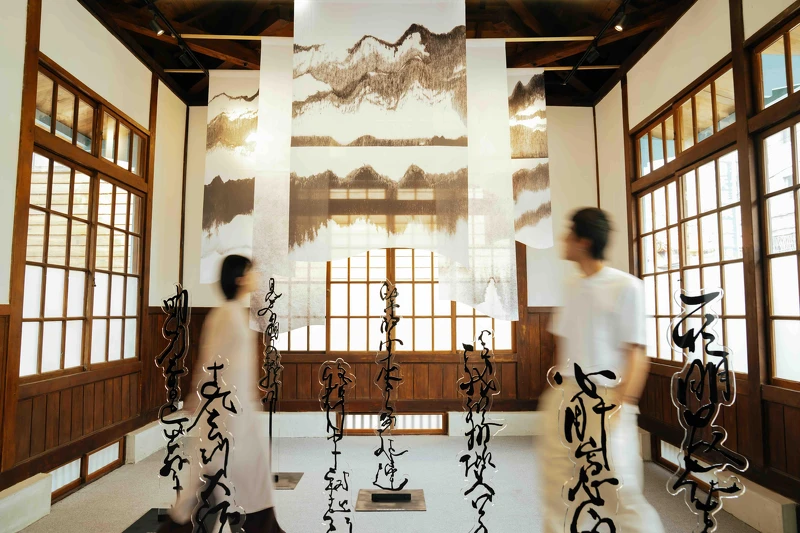 走進東門町1923,右手邊的常設展品為「萬山倒影」(上)、歌仔冊《嘉義地理歌》(下)。(圖片提供/留白計畫) 走進東門町1923,右手邊的常設展品為「萬山倒影」(上)、歌仔冊《嘉義地理歌》(下)。(圖片提供/留白計畫)