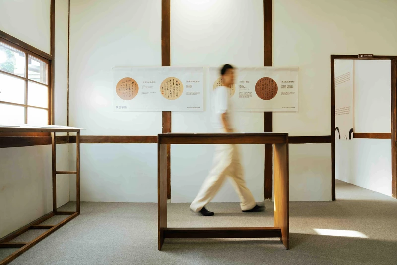 展區「臥雲筆墨」呈現當代文人喜愛作畫的「圓扇」、「扇葉」兩種風格形式,本展區特別感謝私人藏家林榮燁、比劃比畫太保美術館展品協力。(圖片提供/留白計畫) 展區「臥雲筆墨」呈現當代文人喜愛作畫的「圓扇」、「扇葉」兩種風格形式,本展區特別感謝私人藏家林榮燁、比劃比畫太保美術館展品協力。(圖片提供/留白計畫)