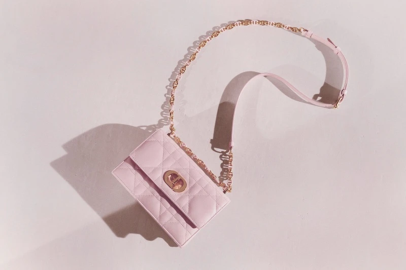 Dior Lady D-Joy 淡粉色 Cannage 籐格紋小羊皮包款 NT.150,000 Dior Lady D-Joy 淡粉色 Cannage 籐格紋小羊皮包款 NT.150,000