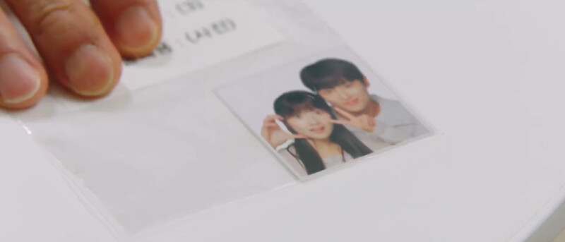 善宰的遺物中發現與任率的拍貼 善宰的遺物中發現與任率的拍貼