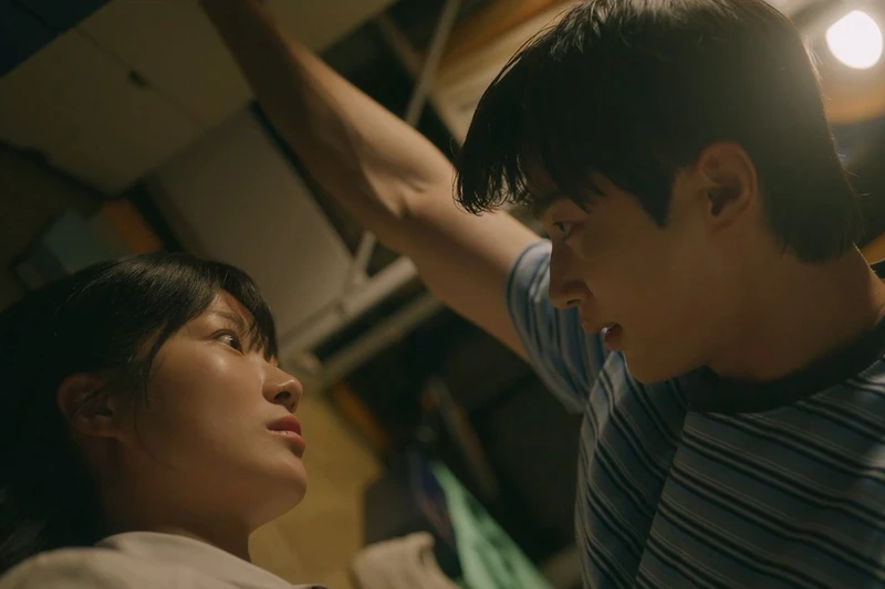 善宰打蚊子不小心吵醒任率,畫面很像壁咚 善宰打蚊子不小心吵醒任率,畫面很像壁咚