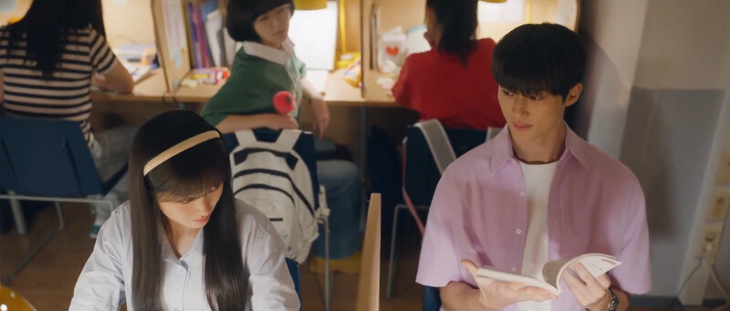 賢珠(後中)看任率、善宰根本是來談戀愛,不是K書的 賢珠(後中)看任率、善宰根本是來談戀愛,不是K書的