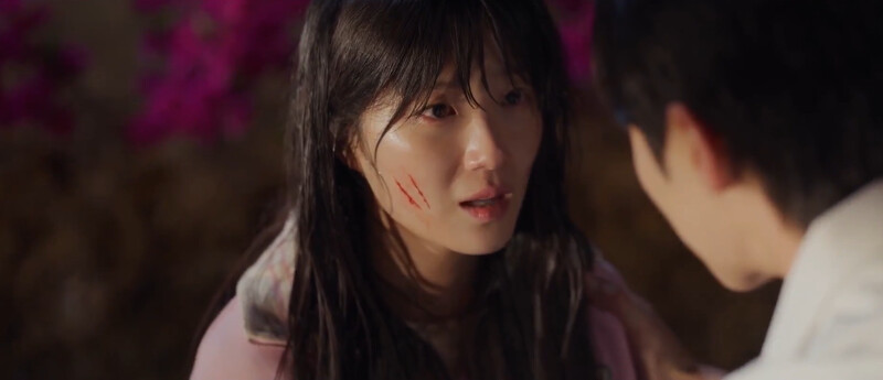 任率慶幸自己躲過劫難,但瞬間又穿越回2023,留下不認識善宰的”小率”驚魂未定 任率慶幸自己躲過劫難,但瞬間又穿越回2023,留下不認識善宰的”小率”驚魂未定