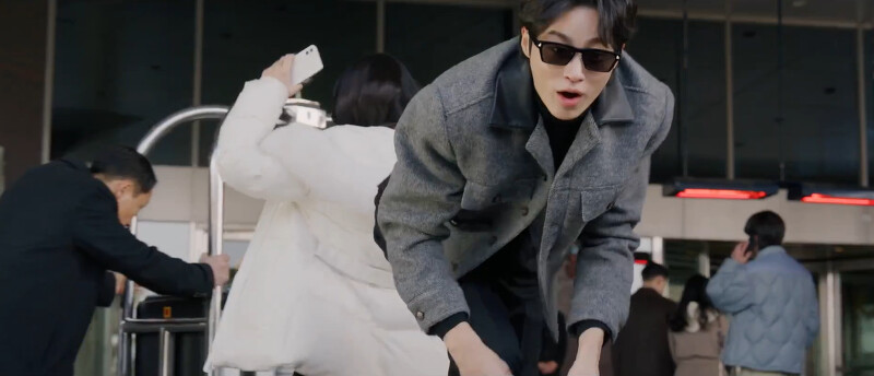 善宰被魯莽女生撞屁股跌水池 善宰被魯莽女生撞屁股跌水池