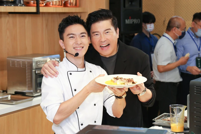 Cuisinart 美膳雅品牌代言人曾國城先生(右)及推廣大使陳佑昇主廚(左)開心用多功能蒸氣氣炸烤箱製作五星料理。 Cuisinart 美膳雅品牌代言人曾國城先生(右)及推廣大使陳佑昇主廚(左)開心用多功能蒸氣氣炸烤箱製作五星料理。