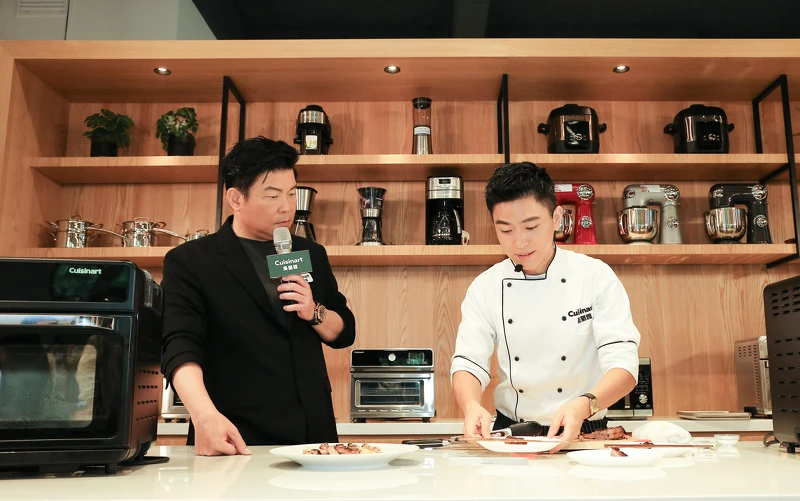 Cuisinart 美膳雅品牌代言人曾國城先生(左)及推廣大使陳佑昇主廚(右)在現場展演五星級料理。 Cuisinart 美膳雅品牌代言人曾國城先生(左)及推廣大使陳佑昇主廚(右)在現場展演五星級料理。