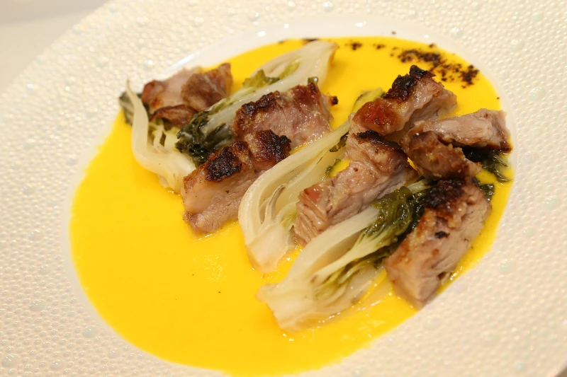 使用Cuisinart 美膳雅多功能蒸氣氣炸烤箱輕鬆做出五星料理「伊比利老饕肉佐夏季芒果醬」。 使用Cuisinart 美膳雅多功能蒸氣氣炸烤箱輕鬆做出五星料理「伊比利老饕肉佐夏季芒果醬」。