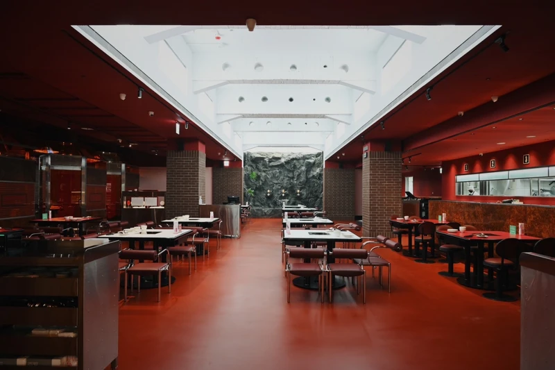 佔地有300多坪,可容納至少百位顧客。 佔地有300多坪,可容納至少百位顧客。