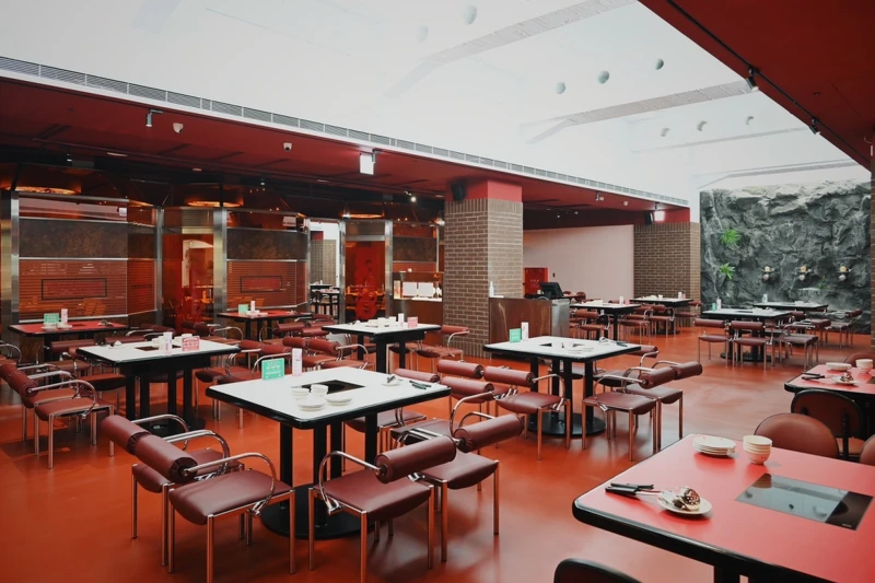 人工造光的天井空間。 人工造光的天井空間。