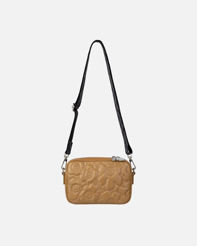 Marimekko GRATHA 卡其色UNIKKO 壓紋皮革肩背包 NT$17,900。 Marimekko GRATHA 卡其色UNIKKO 壓紋皮革肩背包 NT$17,900。