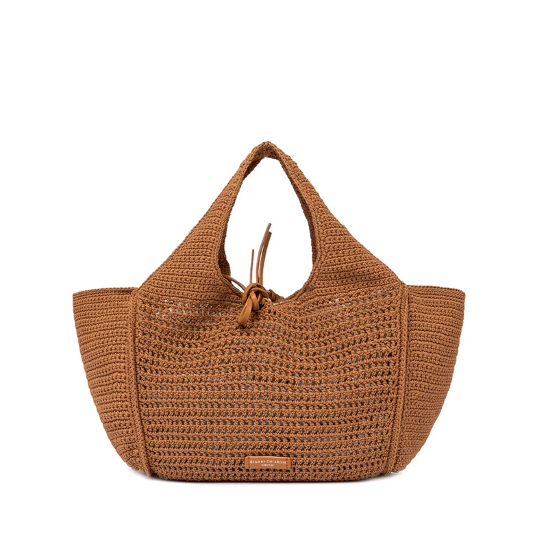 Gianni Chiarini Euforia鉤織手提包 NT$8,800。 Gianni Chiarini Euforia鉤織手提包 NT$8,800。