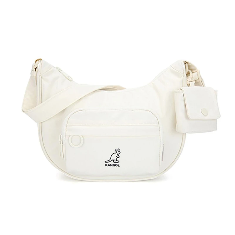 Kangol 前口袋尼龍側背包NT$2,980。 Kangol 前口袋尼龍側背包NT$2,980。