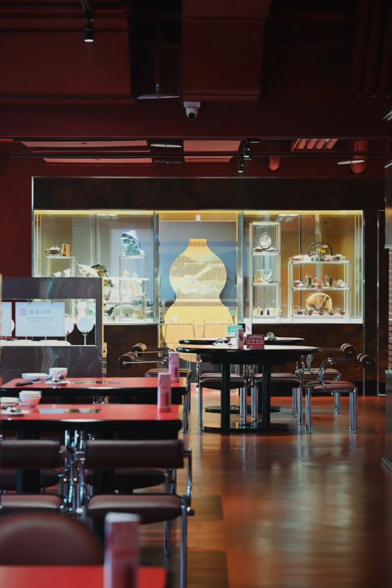 寬闊的用餐空間,以深紅色為主色調。 寬闊的用餐空間,以深紅色為主色調。