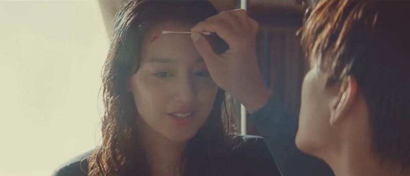 池昌旭飾演朴宰元替金智媛飾演李恩梧擦藥，擦出火花